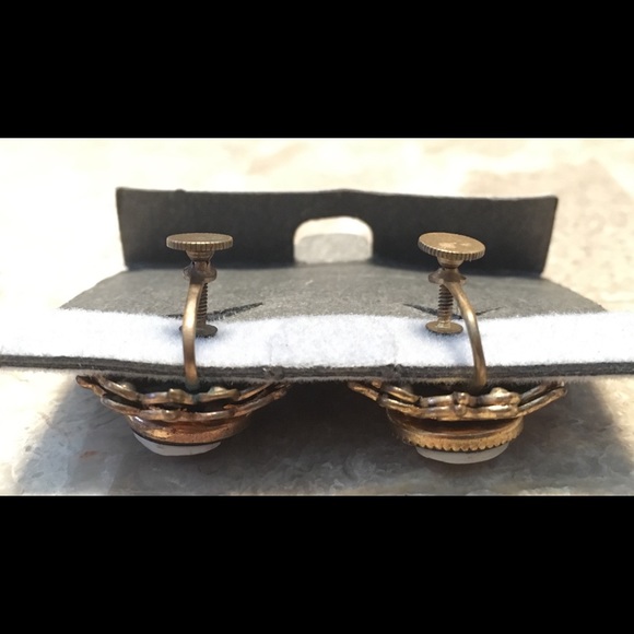 1940's Vintage Black Onyx Cameo Screw-On Earring. - Picture 7 of 8